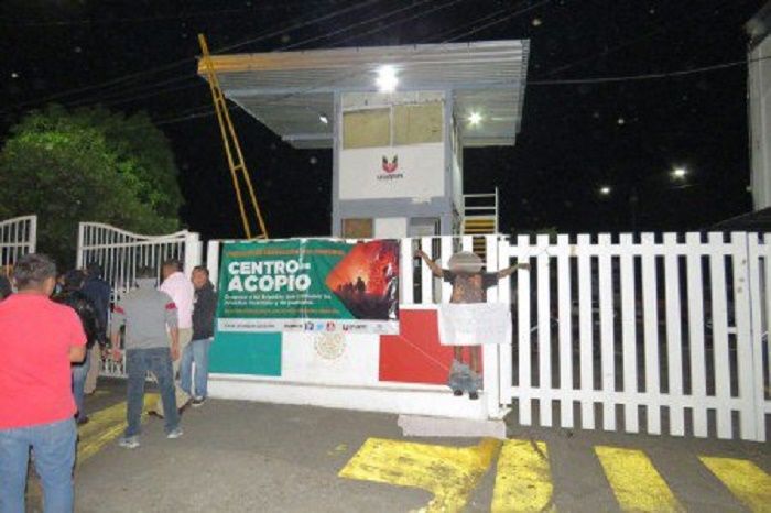 Vecinos amarran a presunto delincuente en puertas de alcaldía de Michoacán