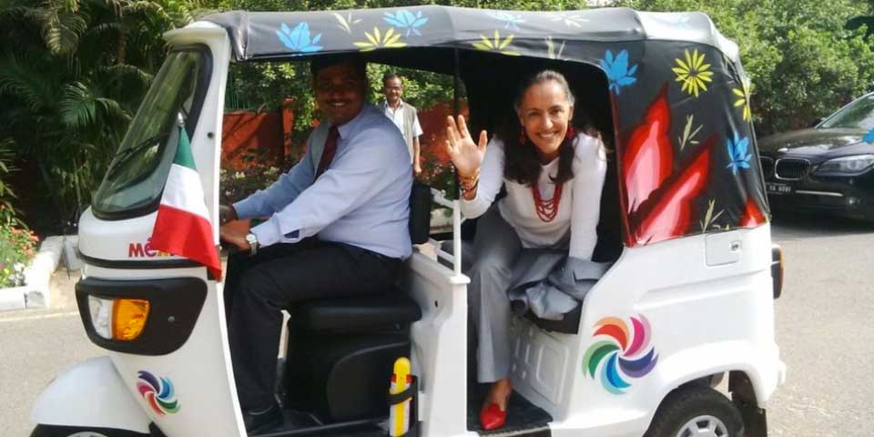 El vehículo de la embajadora de México en India El vehículo de la embajadora de México en India