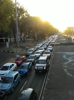 El primer día del nuevo Hoy No Circula - viaducto-linguini182