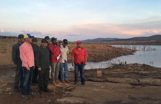 Burócratas venezolanos solo trabajarán dos días a la semana - vicepresidencia-simon-bolivar-presa-foto-vp