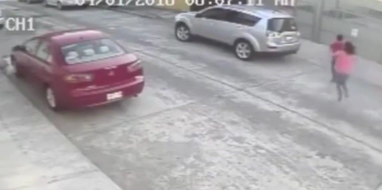 Video: asaltan y atropellan a joven en Veracruz