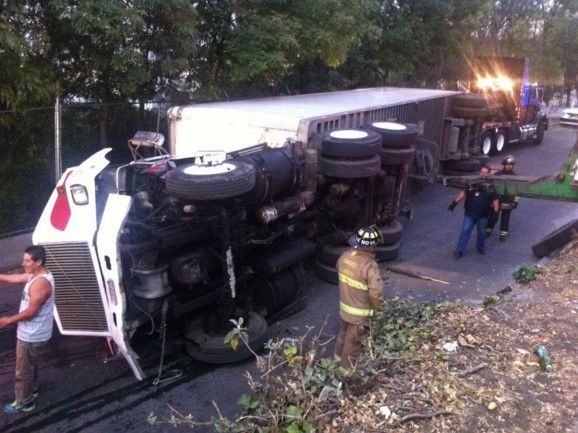 Tráiler vuelca en Bosques de las Lomas - volcadura-bosques-8abr-Internet