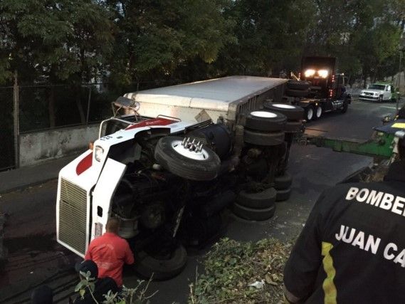 Tráiler vuelca en Bosques de las Lomas