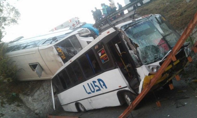 Un muerto por volcadura de autobuses en la México-Pachuca