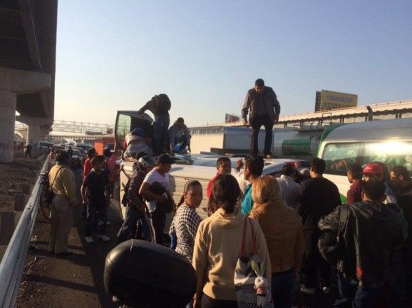 Volcadura en la Autopista México-Puebla deja 17 heridos