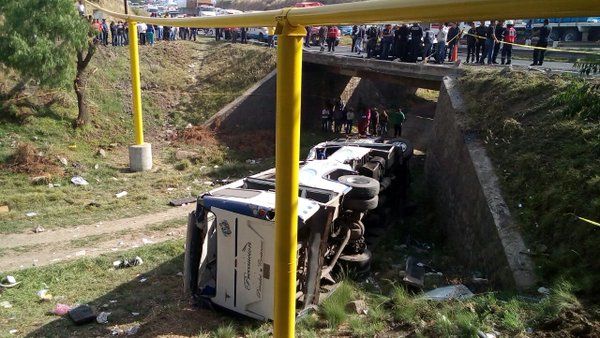 Volcadura de microbús en Tlaxcala deja un muerto y al menos 30 heridos - volcadura-tlaxcala-1