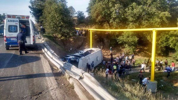 Volcadura de microbús en Tlaxcala deja un muerto y al menos 30 heridos - volcadura-tlaxcala-2