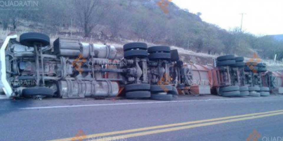 Volcadura de tráiler en Autopista Siglo 21 deja un herido