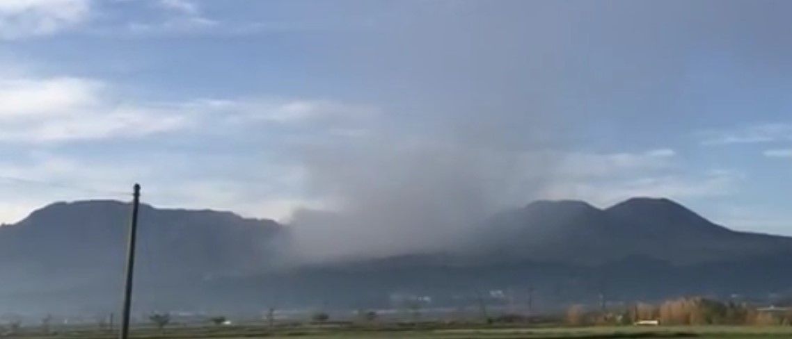 Video: volcán en Japón hace erupción
