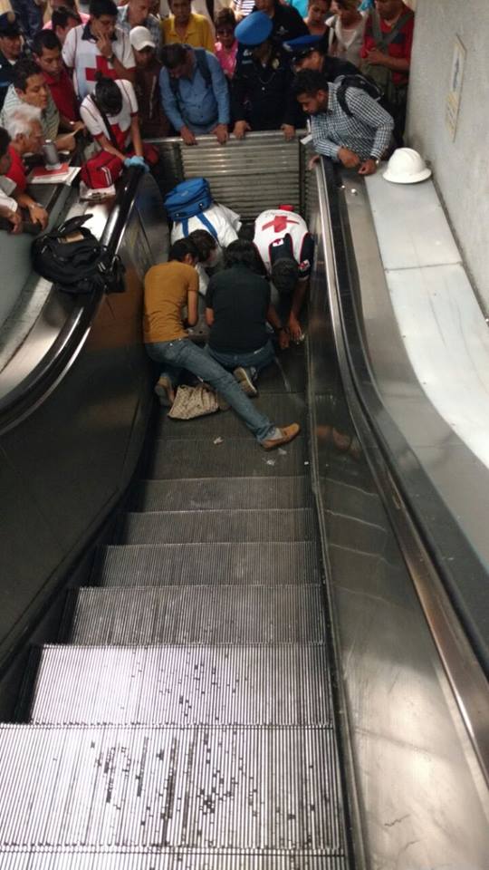 Niña queda atrapada en escaleras del Metro Polanco - 13095850_1084612658273050_4058664875891197180_n