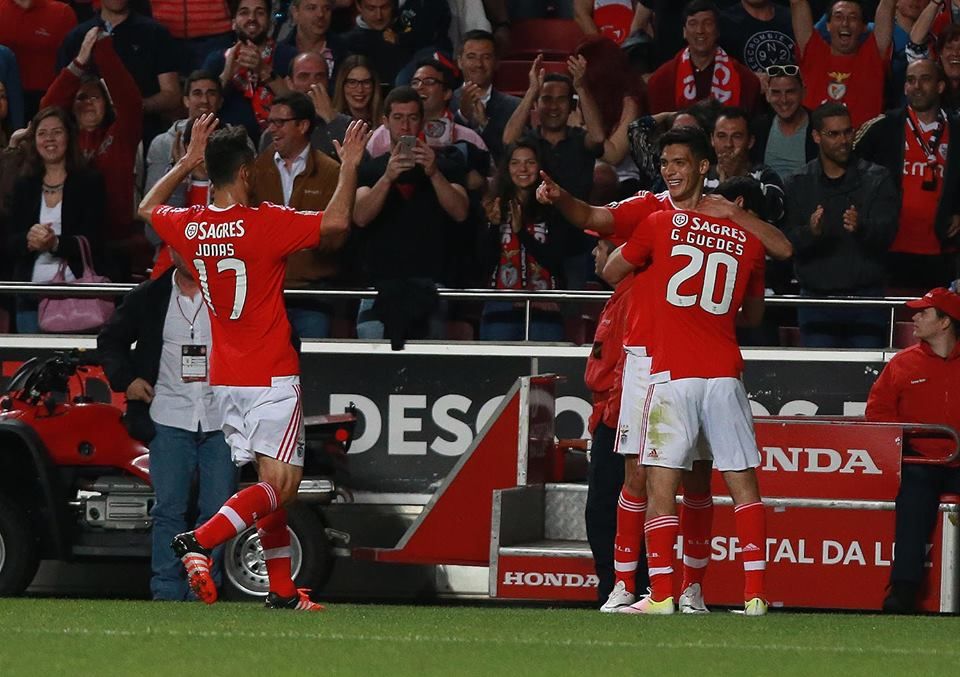 Benfica a la final con gol de Raúl Jiménez - 13151557_10156848927765716_3437609453108226662_n