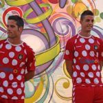 Equipo español de futbol muestra los músculos en uniforme - 14060386943047-150x150