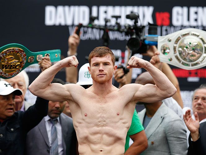 "Canelo" Álvarez y Amir Khan dan el peso para pelea del sábado - 1439778
