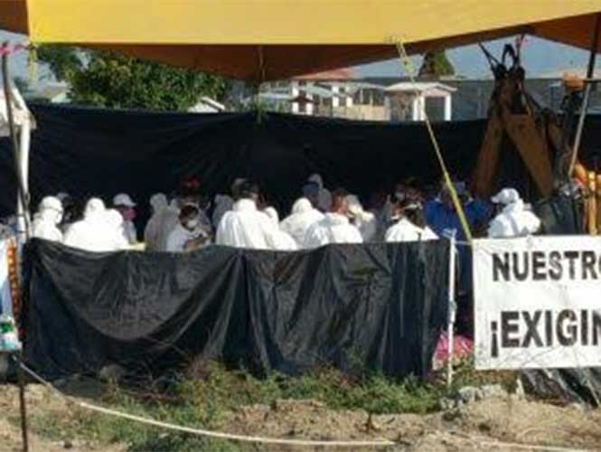 Exhuman cinco cadáveres más en Tetelcingo