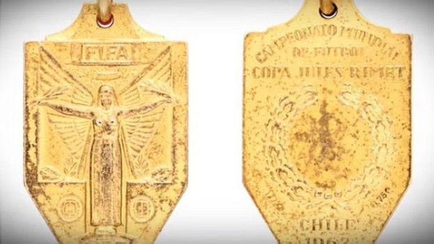 Pelé subasta objetos de su carrera en Londres - 160531113932_sp_pele_auction_6_624x351_juliens_nocredit