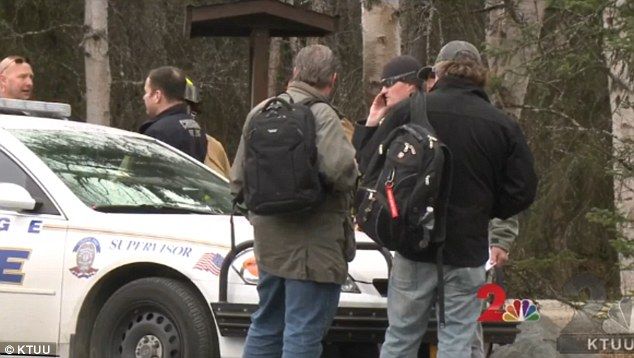 Choque de avión pequeño con águila deja cuatro muertos en Alaska - 3366873400000578-3550410-Investigators_pictured_at_the_scene_The_plane_s_destination_was_-m-10_1461244227345