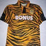 Equipo español de futbol muestra los músculos en uniforme - 3755781_640px-150x150