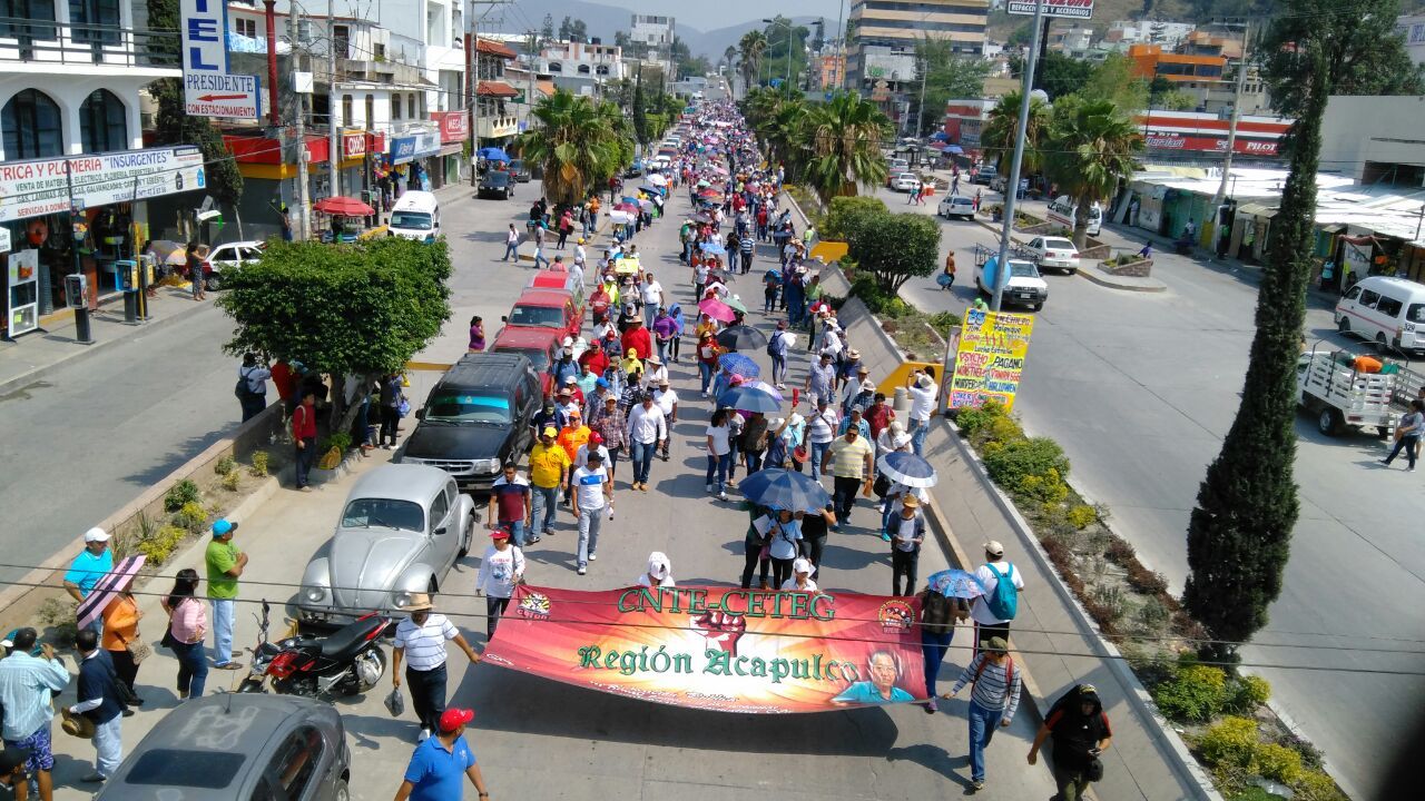 Maestros vuelven a bloquear la Autopista del Sol