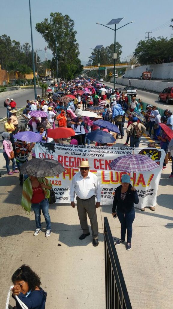 Maestros vuelven a bloquear la Autopista del Sol - 8dc2e3a7-e9d6-4eed-b627-cced7be1c4d8-576x1024