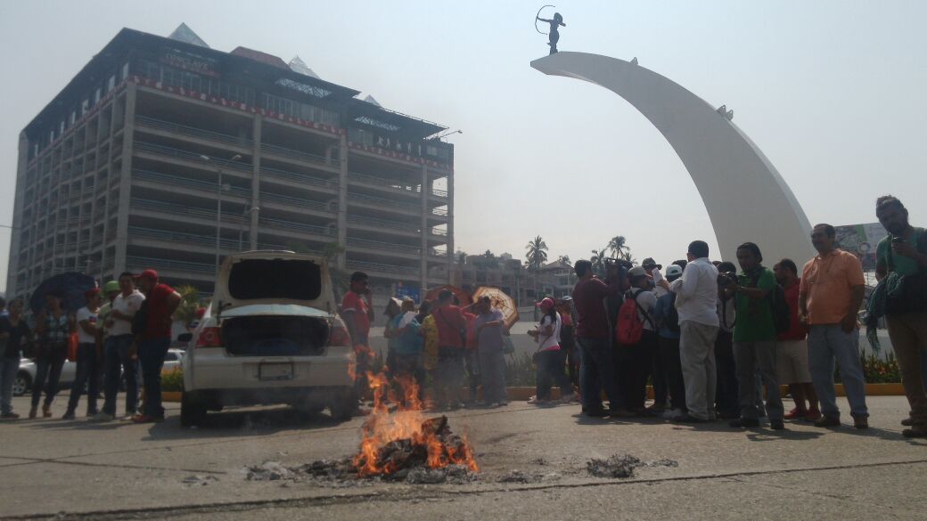 Maestros de Guerrero quemaron evaluaciones docentes