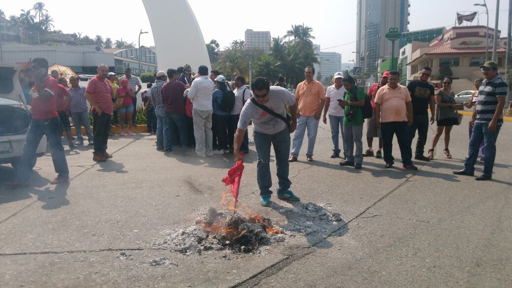 Maestros de Guerrero quemaron evaluaciones docentes - Acapulco-La-Diana-4