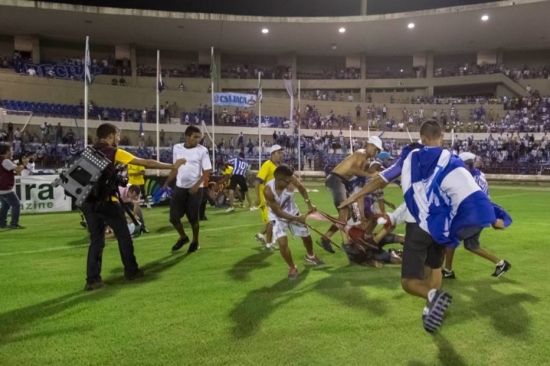Video: pelea entre aficiones deja un muerto en pleno terreno de juego