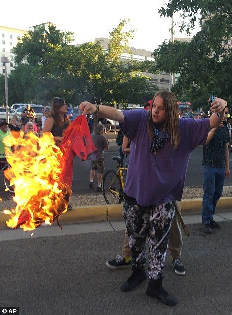 Protestan violentamente contra Trump en Nuevo México - Albuquerque-Trump-AP4