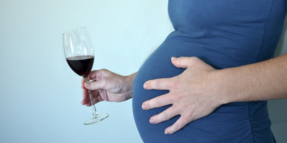 Alcohol durante embarazo causa daños de por vida a bebés
