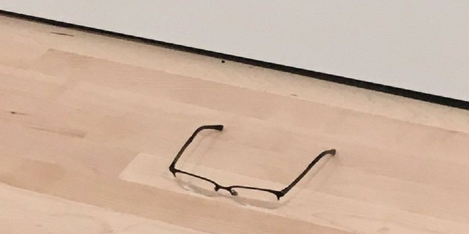 Adolescente colocó lentes en el suelo y todos pensaron que era arte