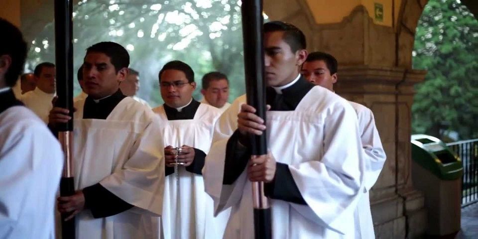 Arquidiócesis advierte sobre defraudadores vestidos de sacerdotes