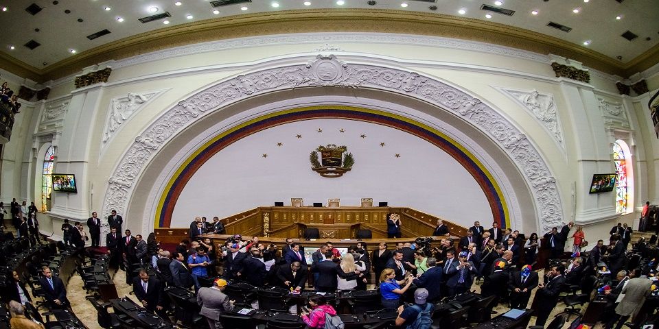 Asamblea venezolana rechaza decreto de emergencia de Maduro