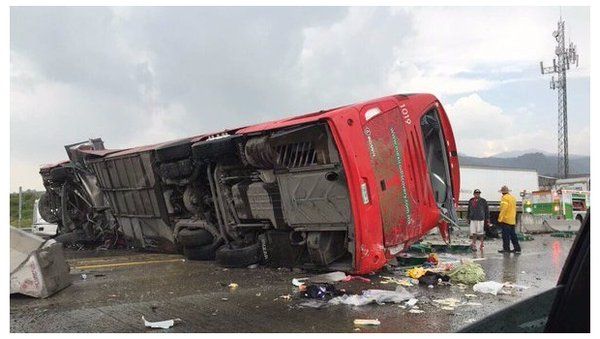 Volcadura en la México-Puebla deja 35 heridos