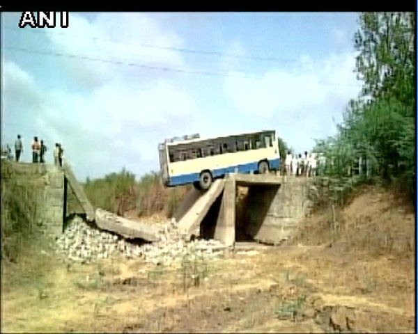 Video: autobús queda al borde de un precipicio