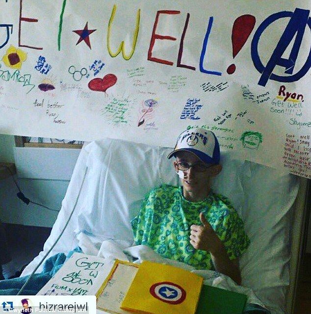 Avengers visitan a fanático adolescente con cáncer - Avengers-