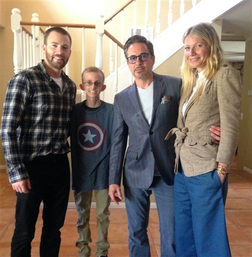 Avengers visitan a fanático adolescente con cáncer - Avengers-AP