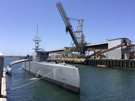 Presentan barco militar que navega por sí mismo y sin tripulación - Barco-Internet