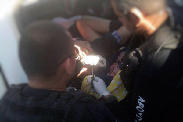 Policías de Guadalajara auxilian a mujer a dar a luz en una camioneta