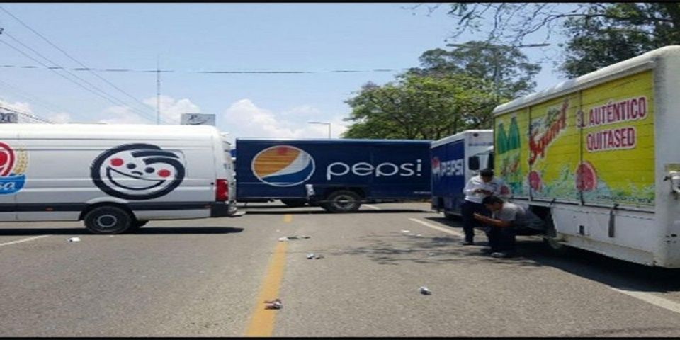 CNTE secuestra camiones y bloquea oficinas en Oaxaca