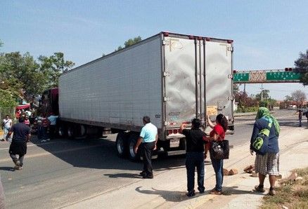 CNTE bloquea accesos a Oaxaca CNTE bloquea accesos a Oaxaca