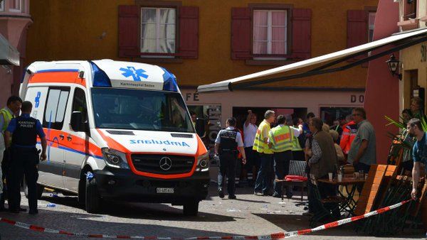 Dos muertos y 10 heridos tras estrellar auto en cafetería de Alemania