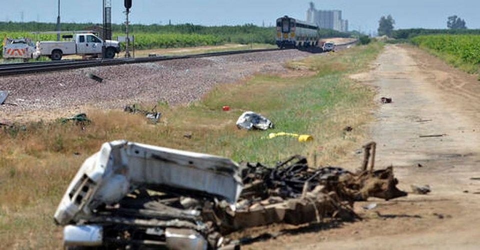 Tren impacta a camioneta en California. Hay 3 muertos