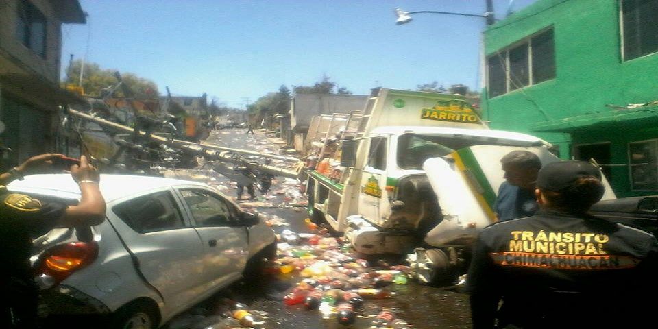 Camión de Jarritos se queda sin frenos y provoca accidente en Chimalhuacán