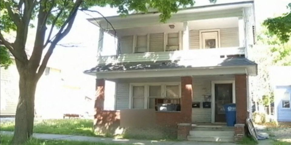 Rescatan a niña de 13 años que vivió encadenada en un sótano durante un año