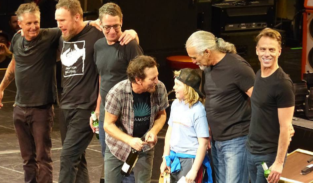 Niño de 10 años toca con Pearl Jam