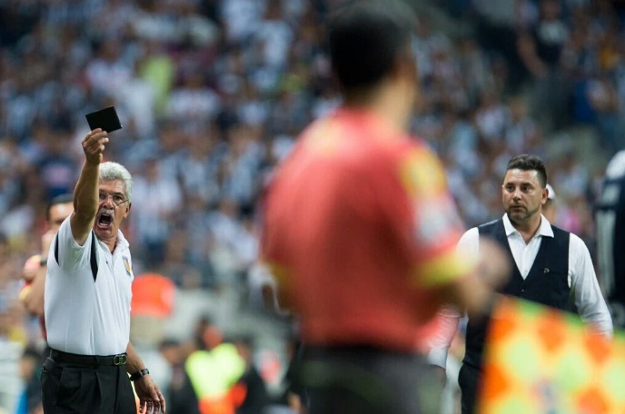 Video: el Tuca explota en rueda de prensa - Captura-de-pantalla-2016-05-15-a-las-10.57.11-a.m.