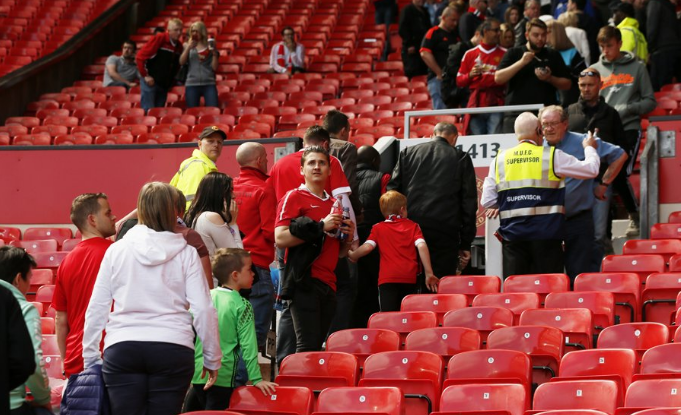 Suspenden juego del Manchester United por paquete sospechoso