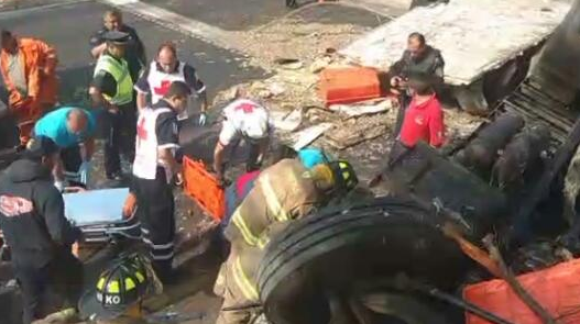 Vuelca tráiler con 10 toneladas de camarón en La Marquesa