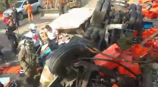 Vuelca tráiler con 10 toneladas de camarón en La Marquesa - Captura-de-pantalla-2016-05-21-a-las-12.13.16-p.m.