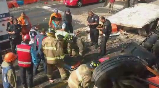 Vuelca tráiler con 10 toneladas de camarón en La Marquesa - Captura-de-pantalla-2016-05-21-a-las-12.13.18-p.m.