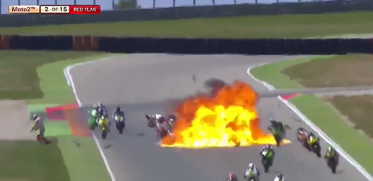 Aparatoso accidente en carrera de motos